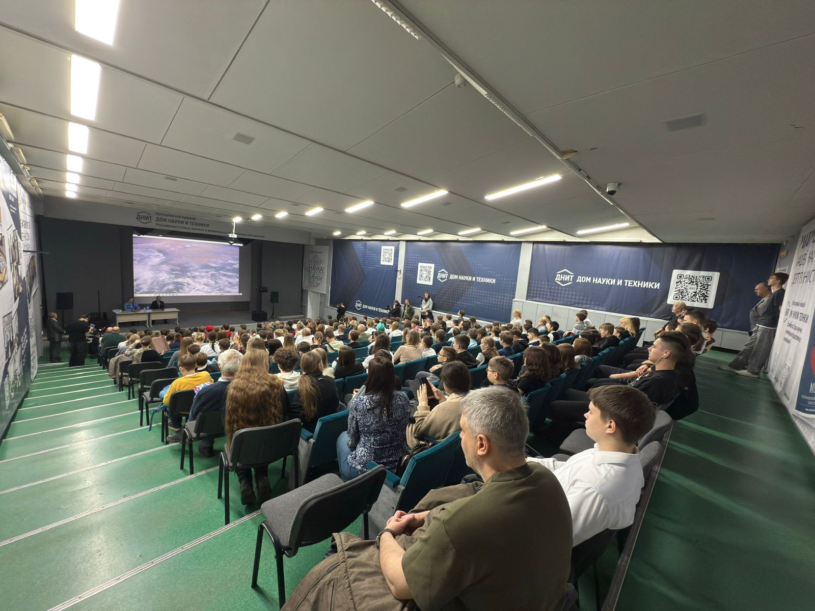 Встреча с космическими экспертами и премьерный показ фильма о монументальном искусстве Сибири объединили более 200 участников в Красноярском Доме науки и техники