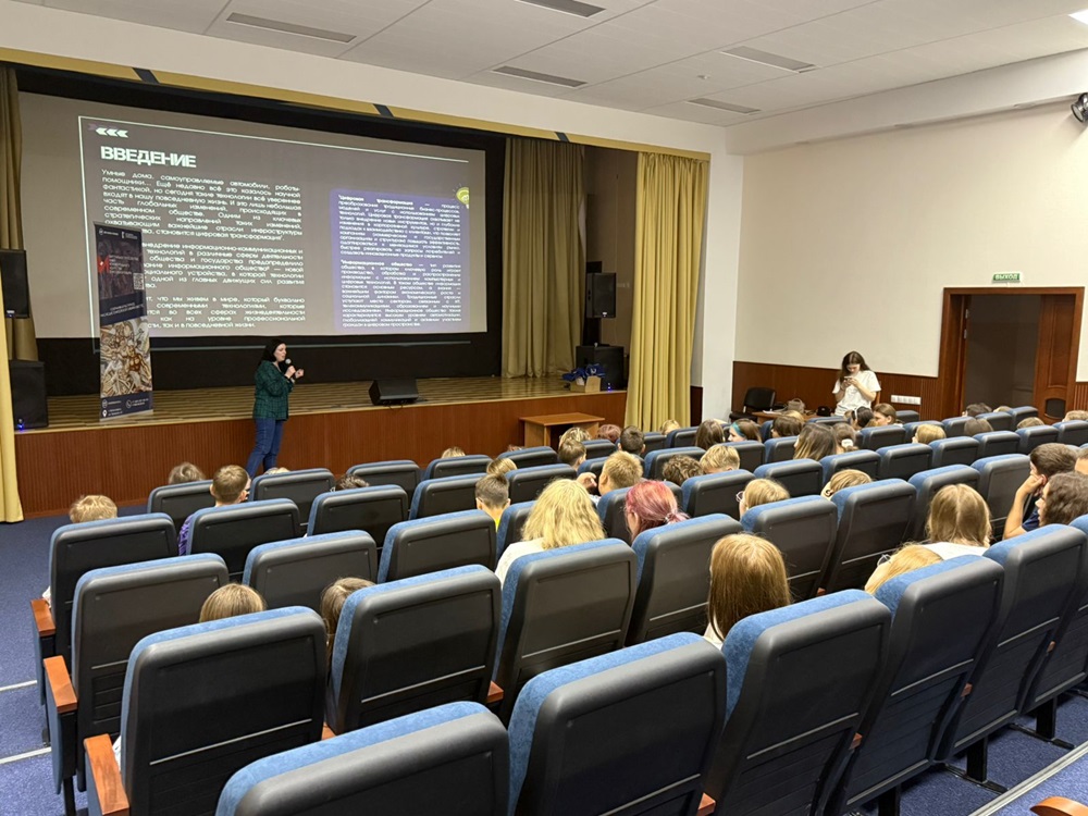 Лекция и творческая сессия для молодежи в Железногорске: цифровые технологии в сохранении монументального искусства Енисейской Сибири