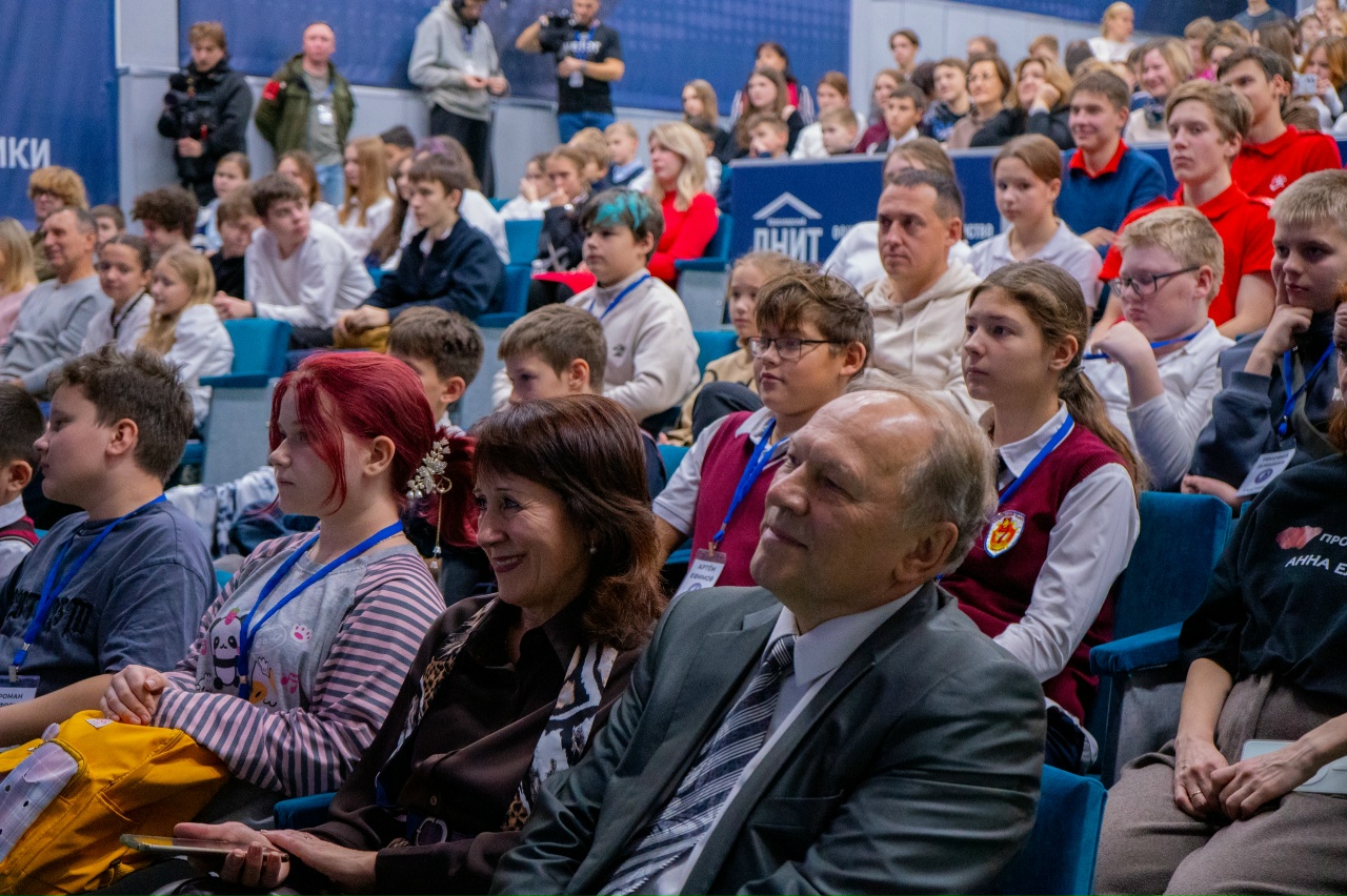 Встреча с космическими экспертами и премьерный показ фильма о монументальном искусстве Сибири объединили более 200 участников в Красноярском Доме науки и техники